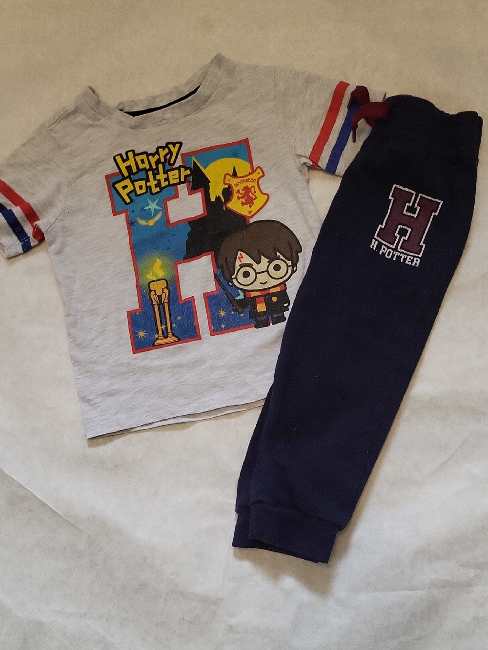Harry Potter grey tee shirt with navy joggers/sweatpants
